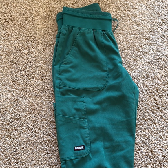Greys anatomy forest green scrub joggers with pockets - Picture 2 of 2